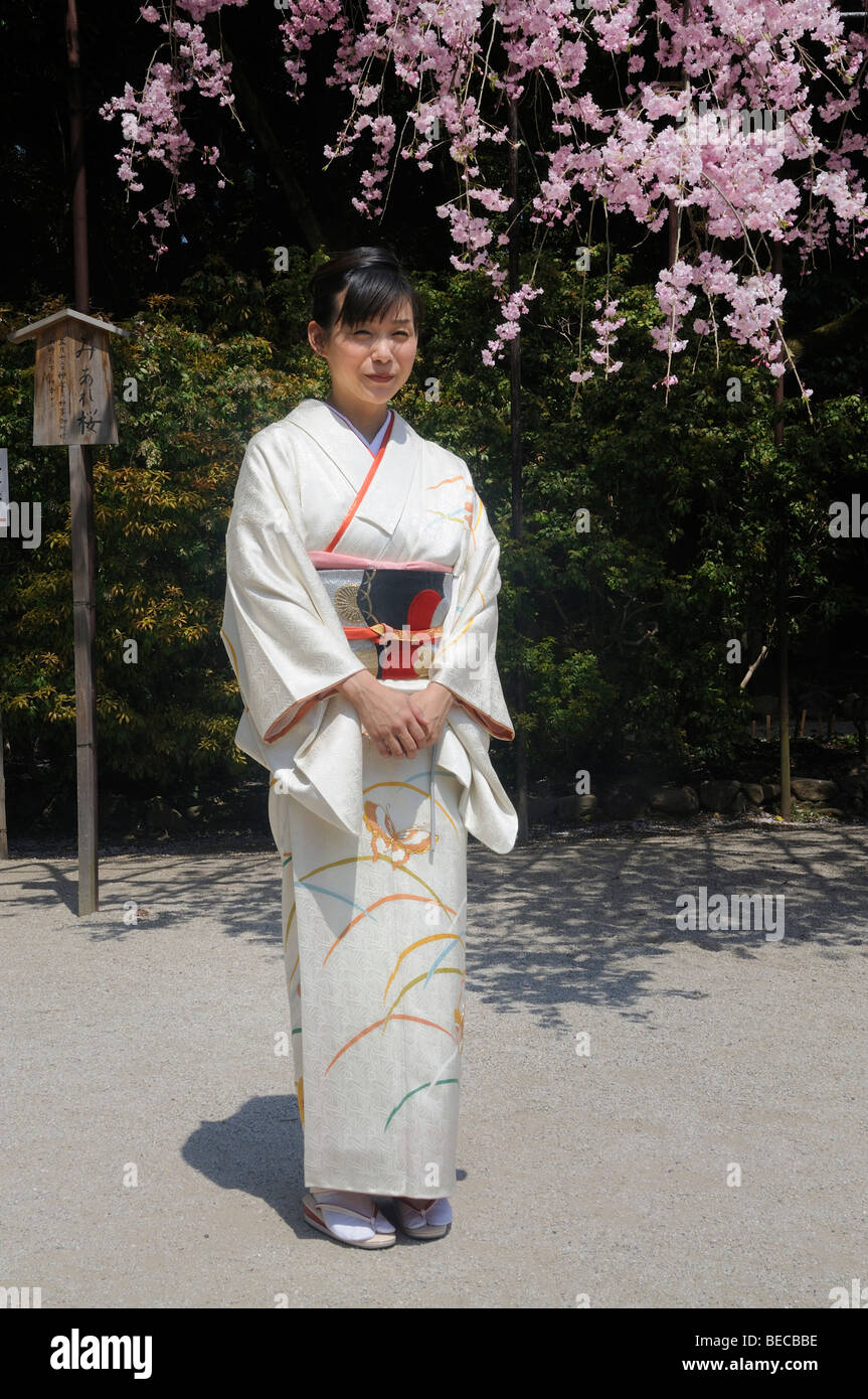 Mujer japonesa con kimono durante la flor de cerezo, Kamigamo shrine en  Kyoto, Japón, Asia oriental, Asia Fotografía de stock - Alamy