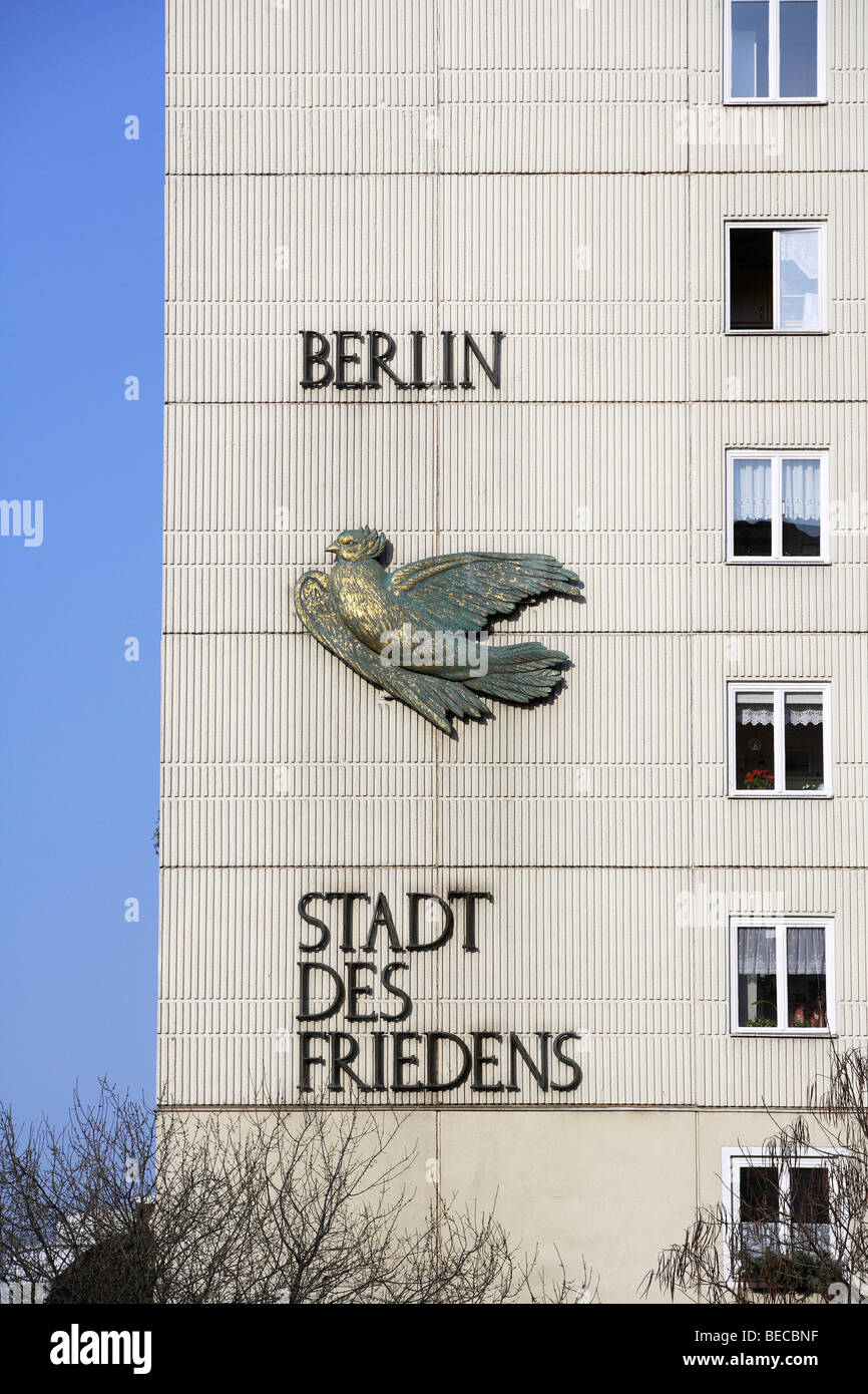 Berlín, Stadt des Friedens, Ciudad de La Paz, las letras sobre una fachada, Berlín, Alemania, Europa Foto de stock