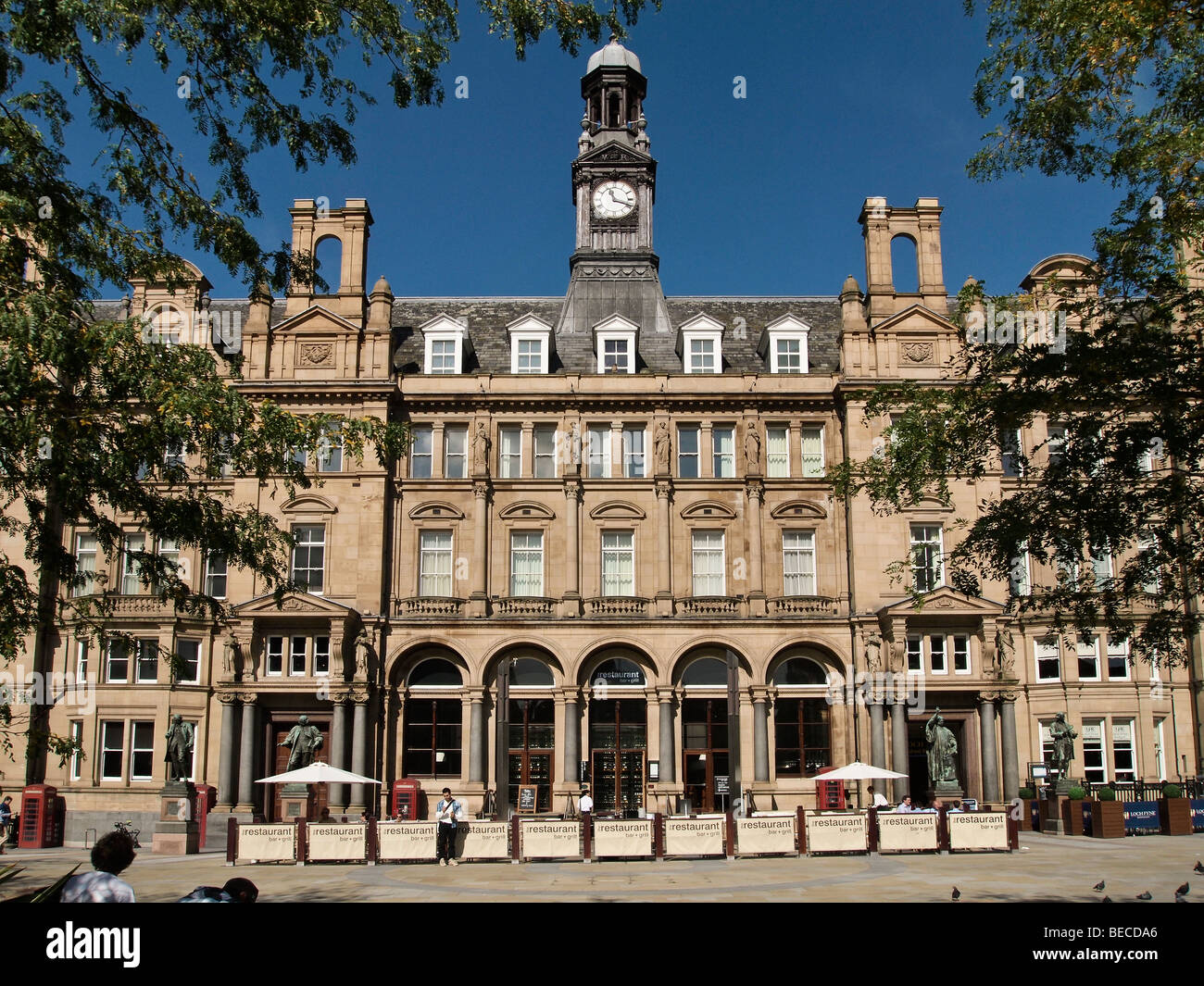 Old Post Office convertidos en restaurantes y apartamentos en la Plaza de la ciudad de Leeds UK Foto de stock