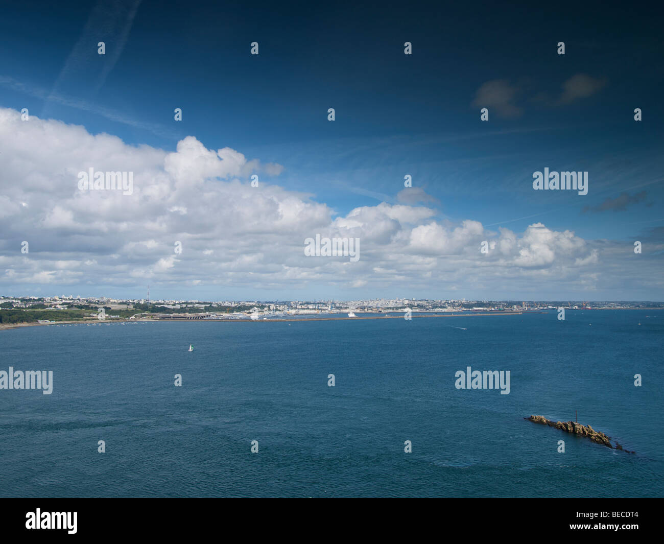 La ciudad francesa de Brest visto desde pointe d'Espagnoles. Finisterre, Bretaña, Francia Foto de stock