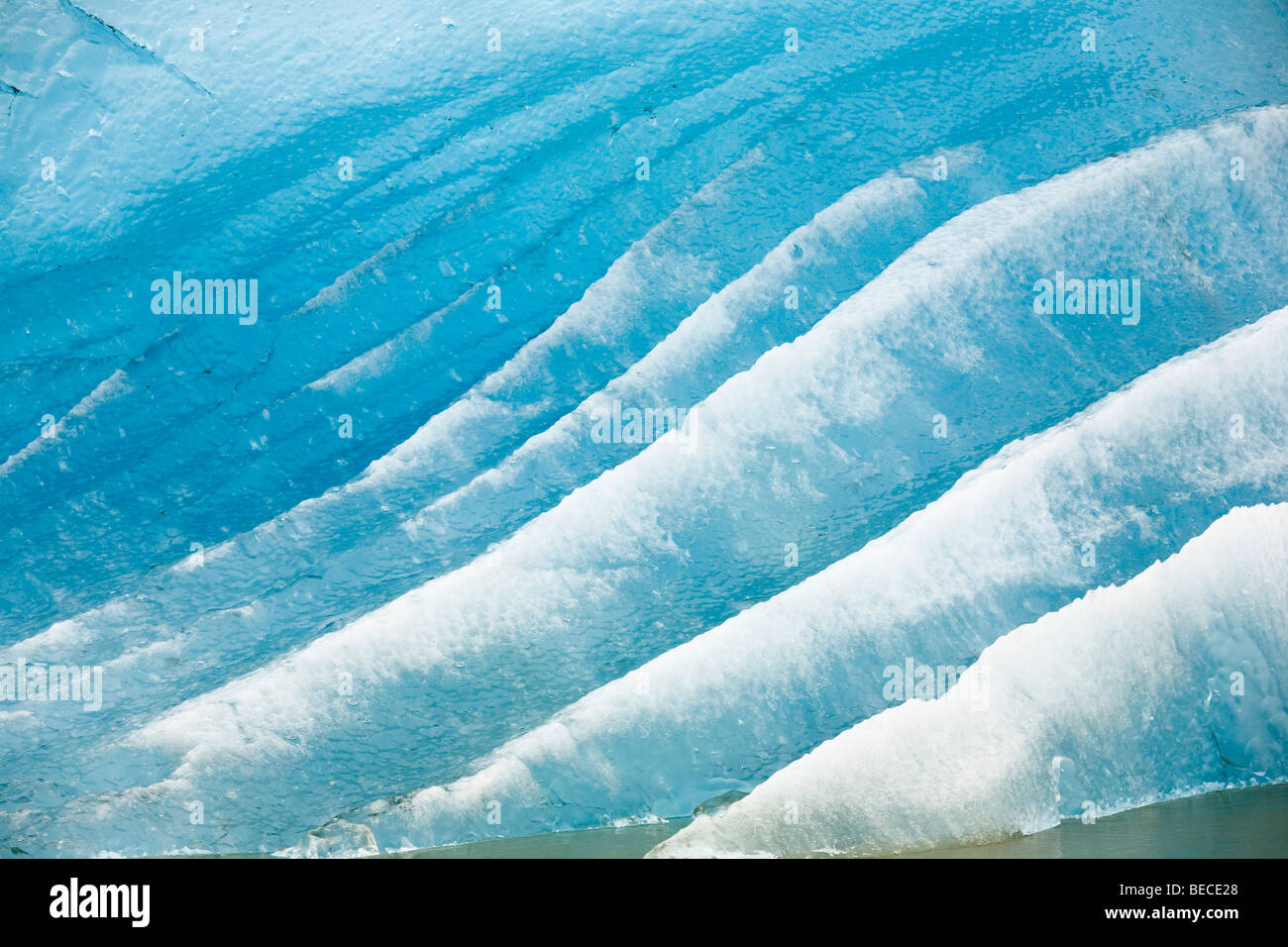 Las estructuras de hielo de un iceberg, brazo Endicott, dentro del pasaje, Alaska, EE.UU. Foto de stock