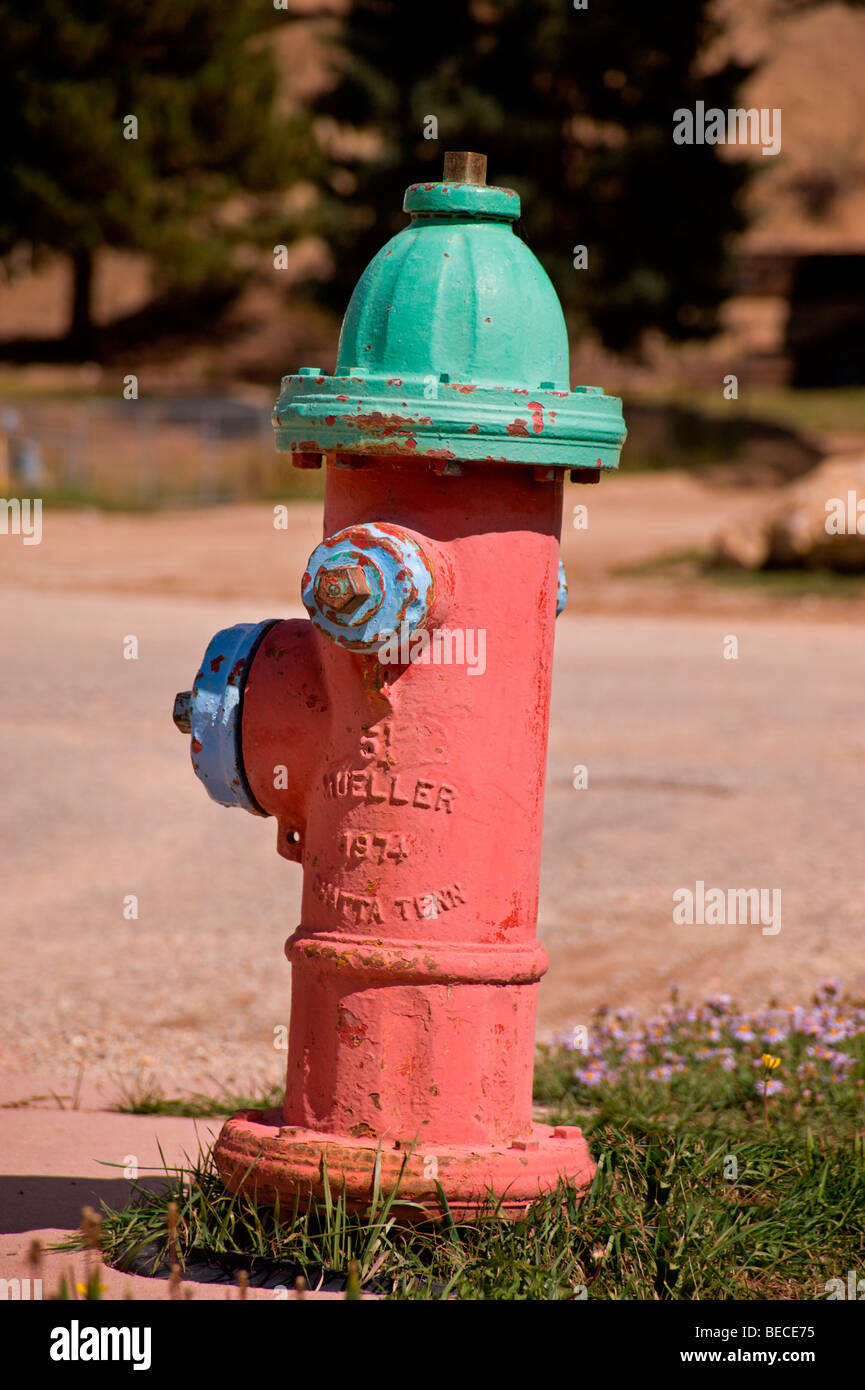 Un hidrante Mueller, pintado en colores festivos, está listo para usarse en Red River, Nuevo México. Foto de stock