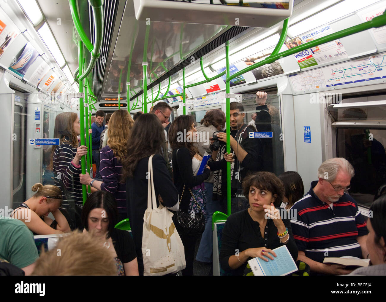 Llena el tubo carro, Metro de Londres, Londres, Inglaterra Foto de stock