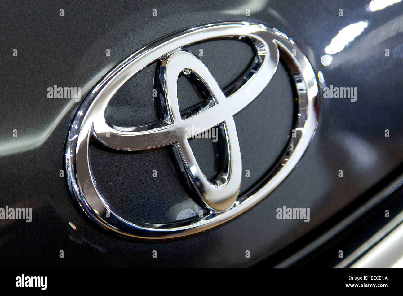 Emblema Toyota en un coche Foto de stock