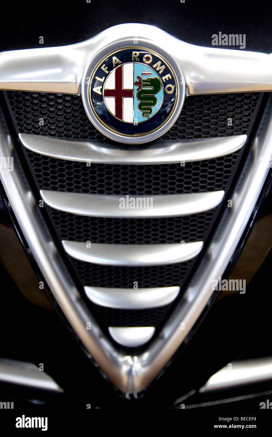 Emblema de Alfa Romeo en un coche Foto de stock