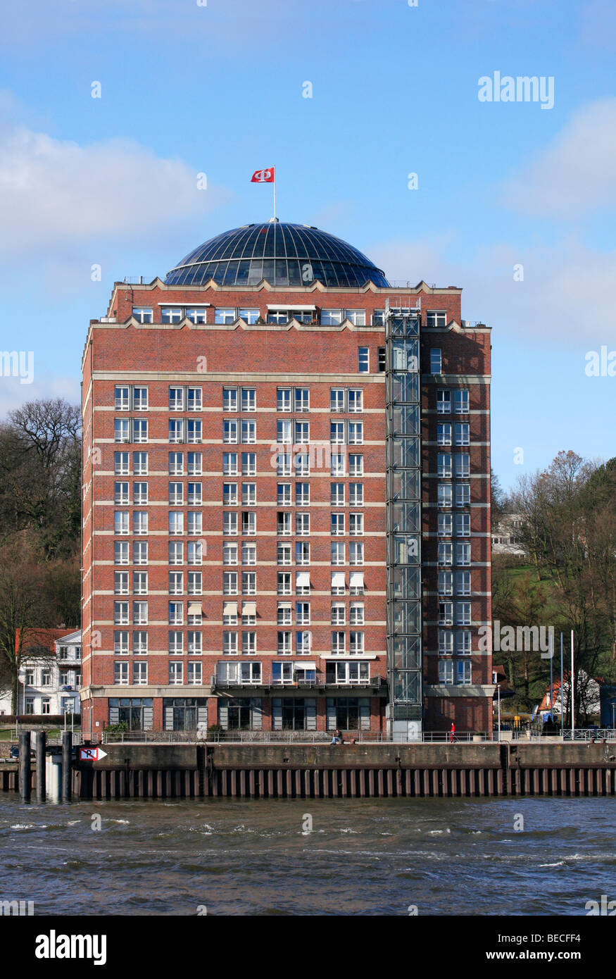 Arquitectura moderna, Augustinum, casa de retiro, una cúpula de cristal, banco del río Elba, el puerto, la Ciudad Hanseática de Hamburgo, Alemania. Foto de stock