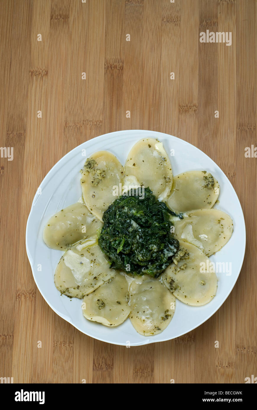 Los cuadrados de pasta rellenos de ricotta y espinaca con queso gorgonzola Foto de stock