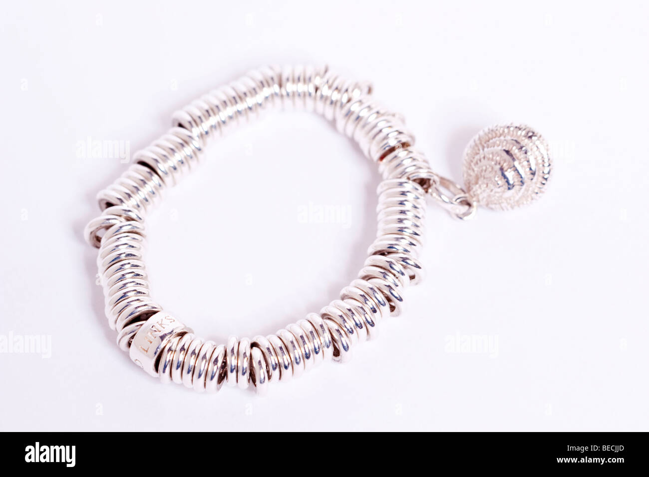 Un womans plata Links of London sweetie Charm Bracelet sobre un fondo blanco. Foto de stock