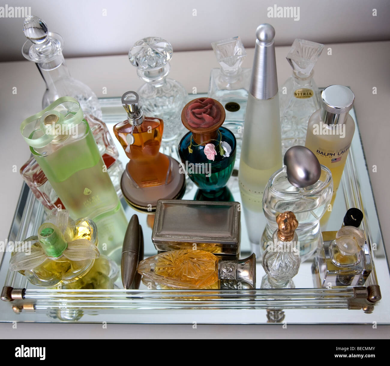 Bandeja de perfumes fotografías e imágenes de alta resolución - Alamy