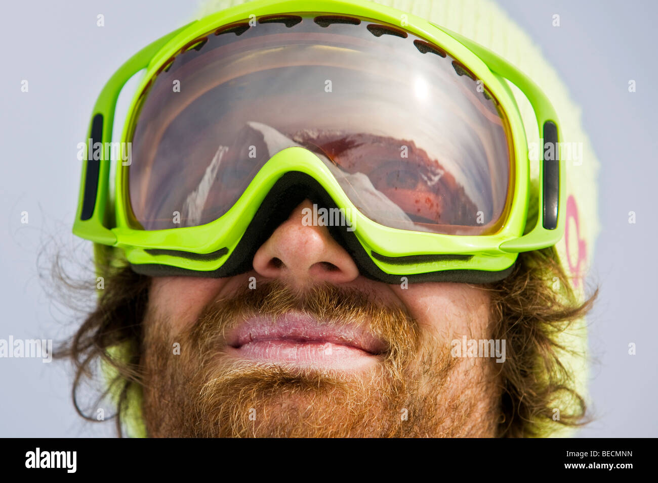 El pico de la montaña reflejada en las gafas de un esquiador freestyle Hochfuegen, norte del Tirol, Austria, Europa Foto de stock