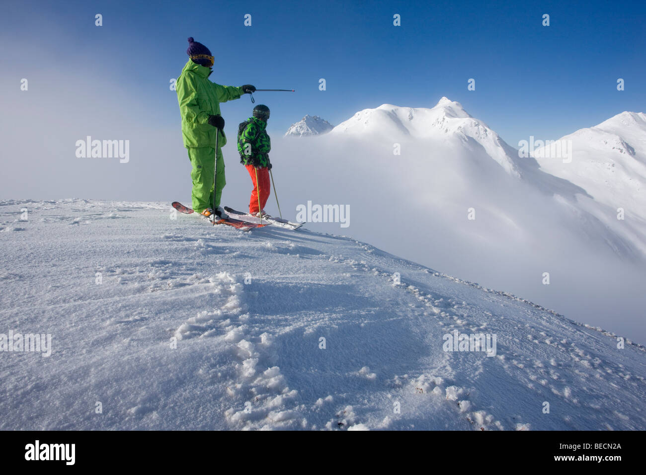 Esquiadores Freestyle discutir el rumbo a la nieve downhill run, pasar turno, Kitzbuehl, al norte de los Alpes del Tirol, Austria, Europa Foto de stock