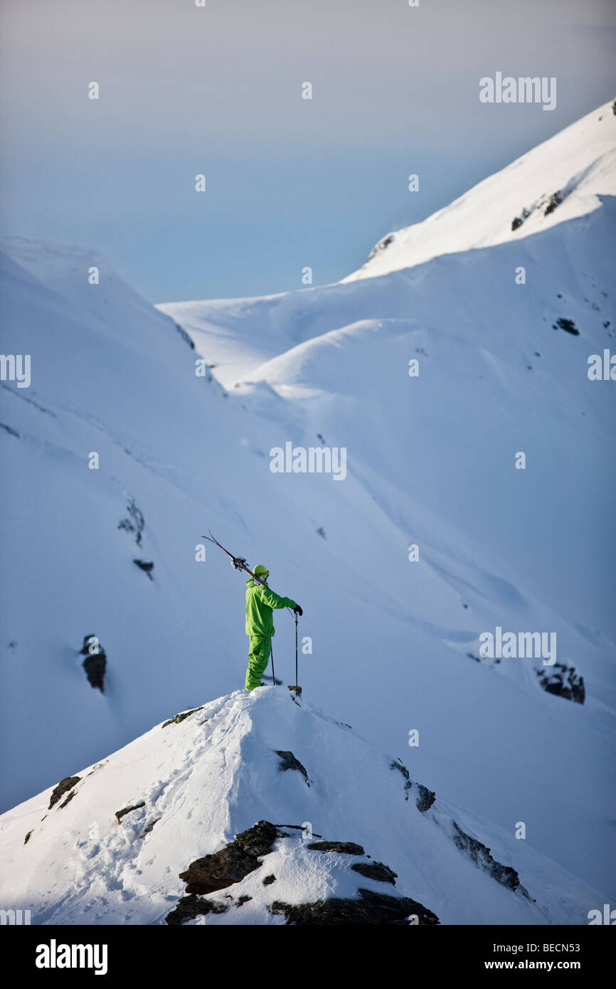 Esquiador freestyle en el camino a una carrera de esquí alpino, Hochfuegen, Zillertal Valley, al norte del Tirol, Austria, Europa Foto de stock