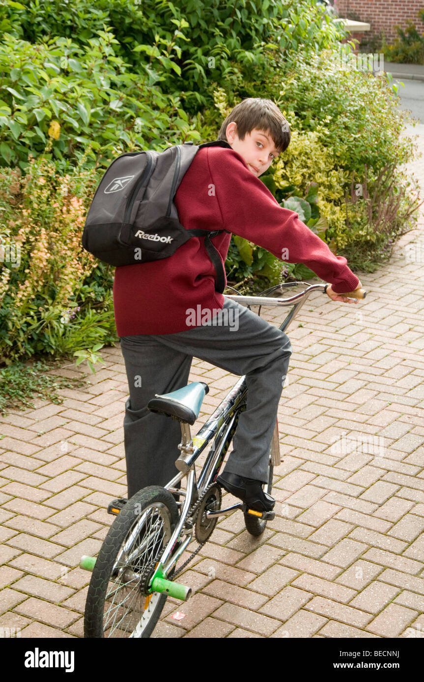 Ciclismo andar en bicicleta a la escuela ciclista ciclista de BMX chico mochila  mochilas escolares ejercicio bolsa niño joven bike motos en Fotografía de  stock - Alamy