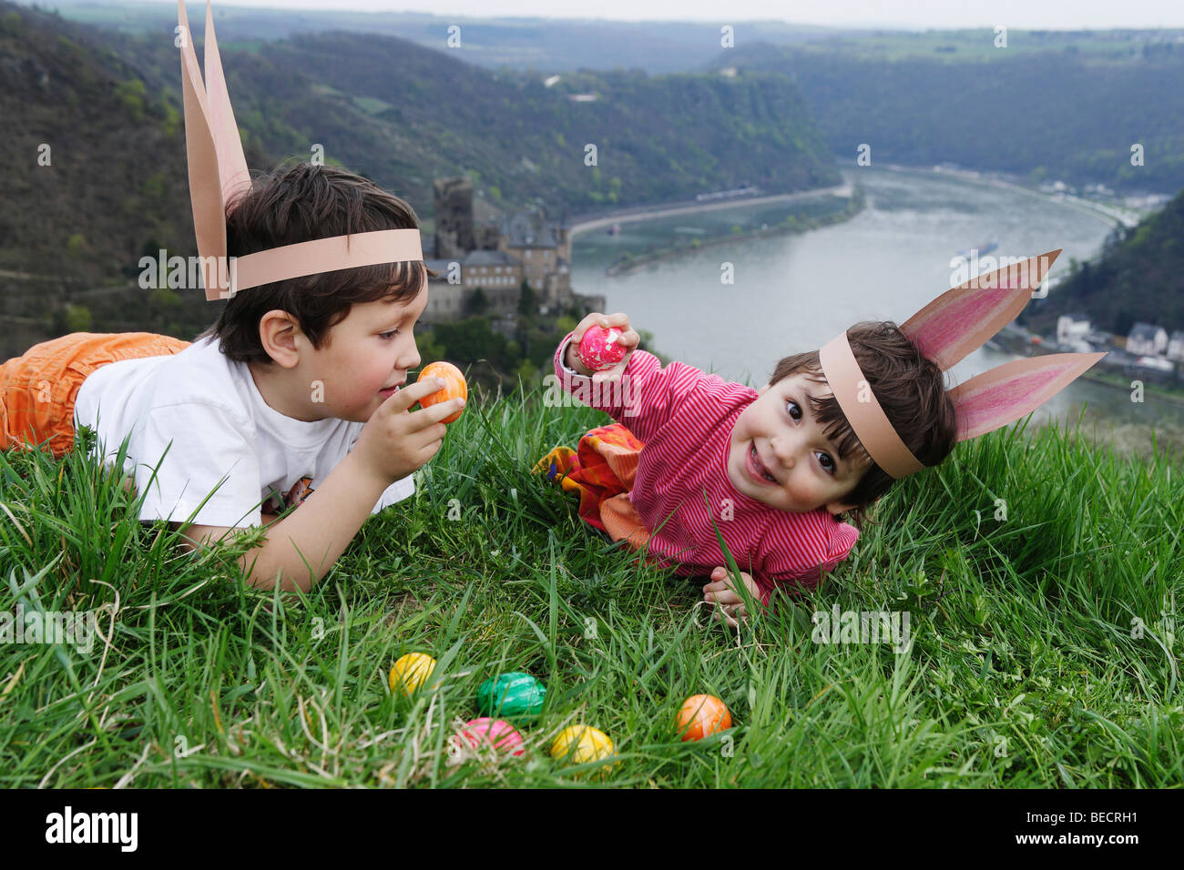 Niños buscando huevos de Pascua en el Río Rin por encima de la roca de Loreley, Patersberg, Renania-Palatinado, Alemania, Europa Foto de stock