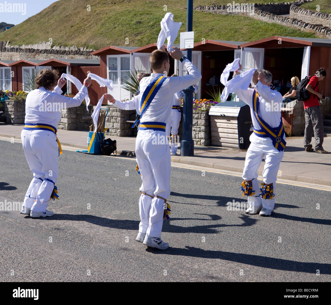 Morris bailarines que actuarán en el Festival de Folk en Swanage, Dorset, 2009 Foto de stock