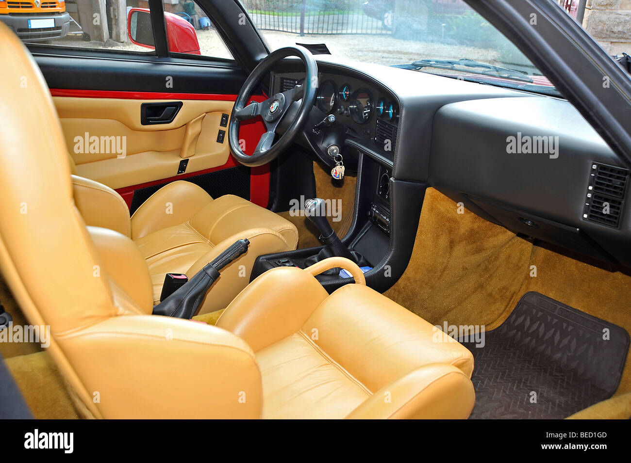 alfa-romeo-zagato-sz-clasico-italiano-del-interior-del-coche-de-los-deportes-bed1gd.jpg