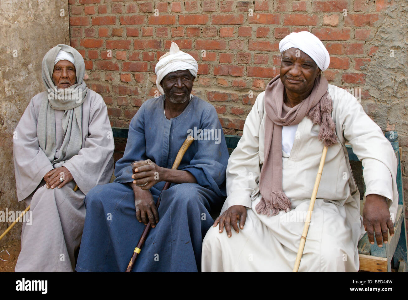 Con la vestimenta tradicional de los hombres egipcios, El Cairo, Egipto  Fotografía de stock - Alamy