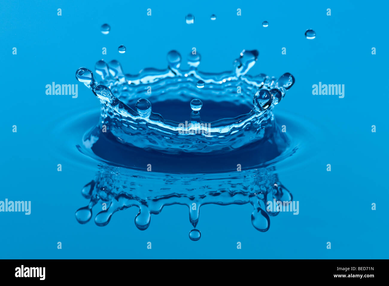 Corona de agua creado por una gota de agua Foto de stock