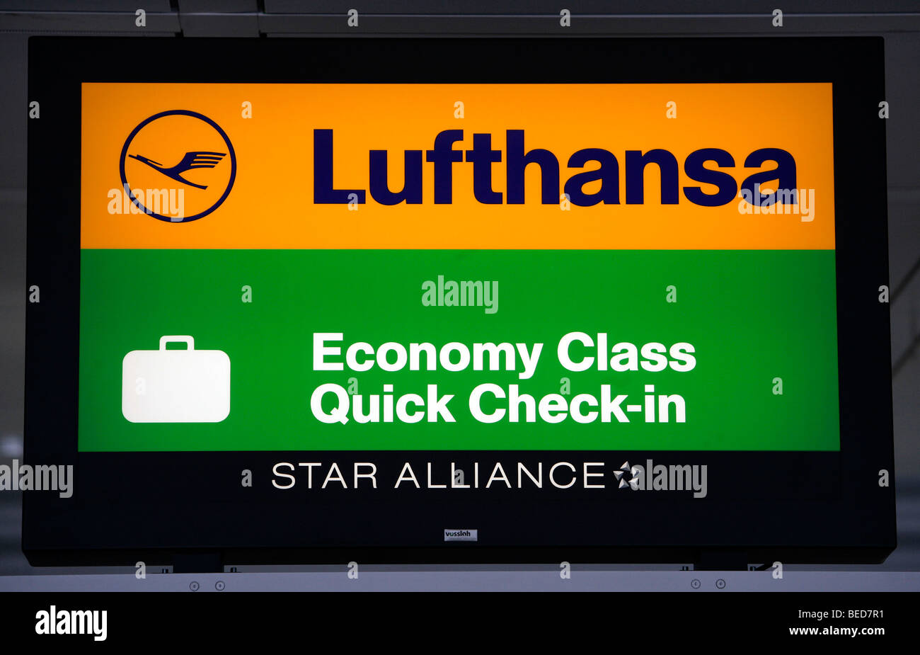 Signo en el Quick-Check-en-Contador de la Lufthansa Economy Class, la Terminal 2 del aeropuerto de Munich, desde el aeropuerto Franz-Josef-Strauss, M Foto de stock