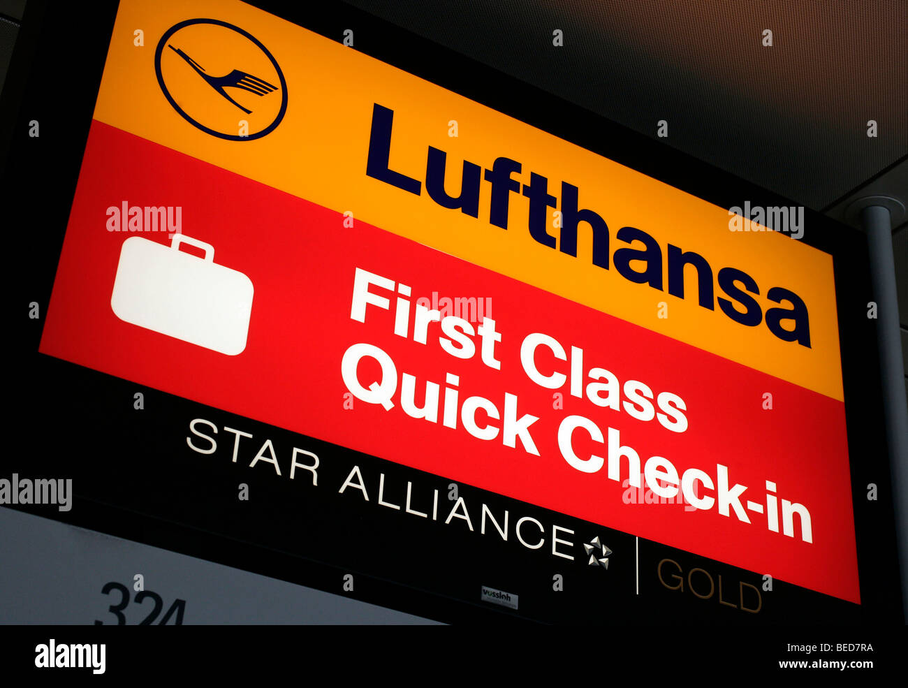 Signo en el Quick-Check-en-Contador de la primera clase de Lufthansa, la Terminal 2 del aeropuerto de Munich, desde el aeropuerto Franz-Josef-Strauss, Mun Foto de stock