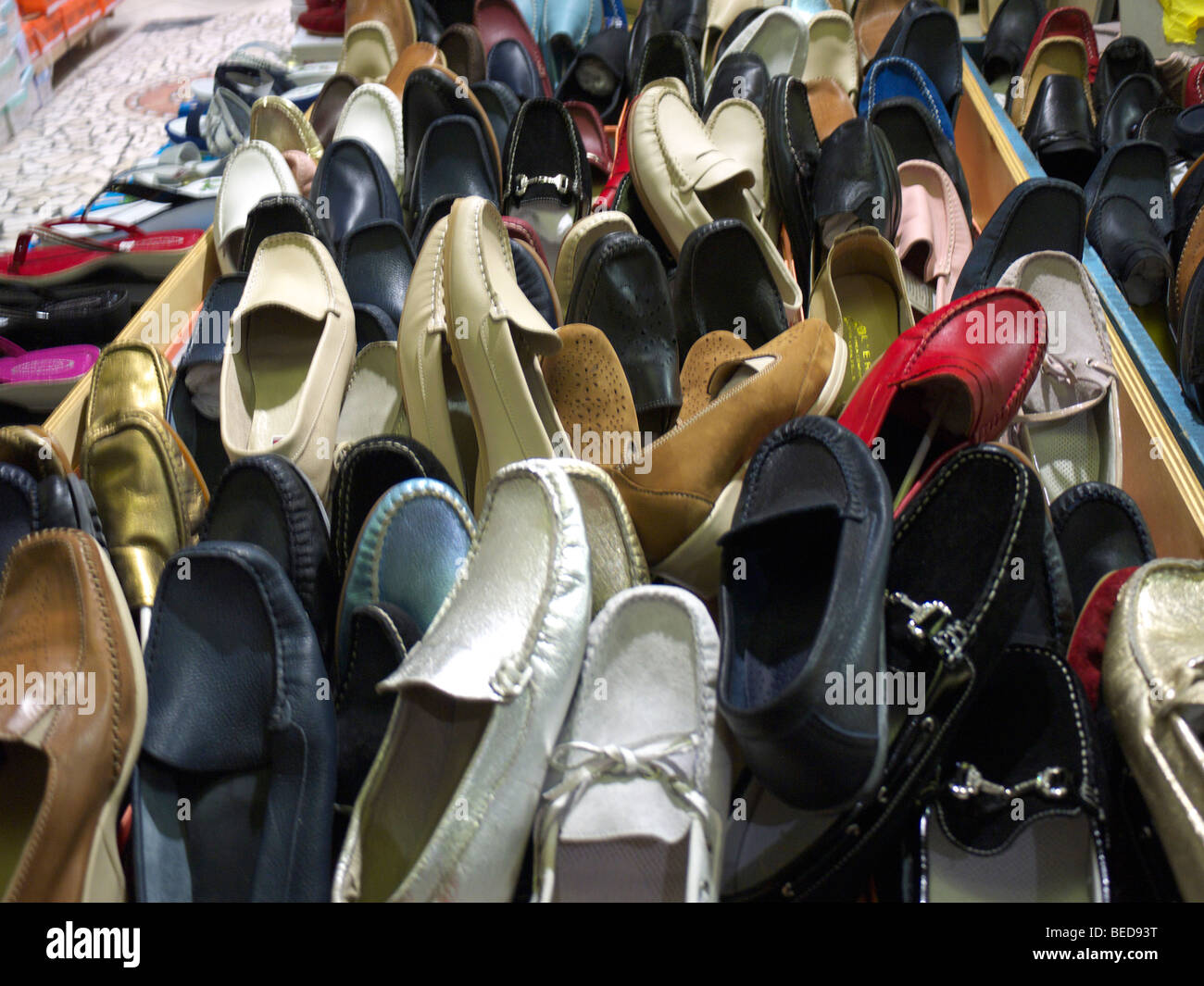 Los zapatos de cuero italiano en venta en Sorrento en la Bah a de