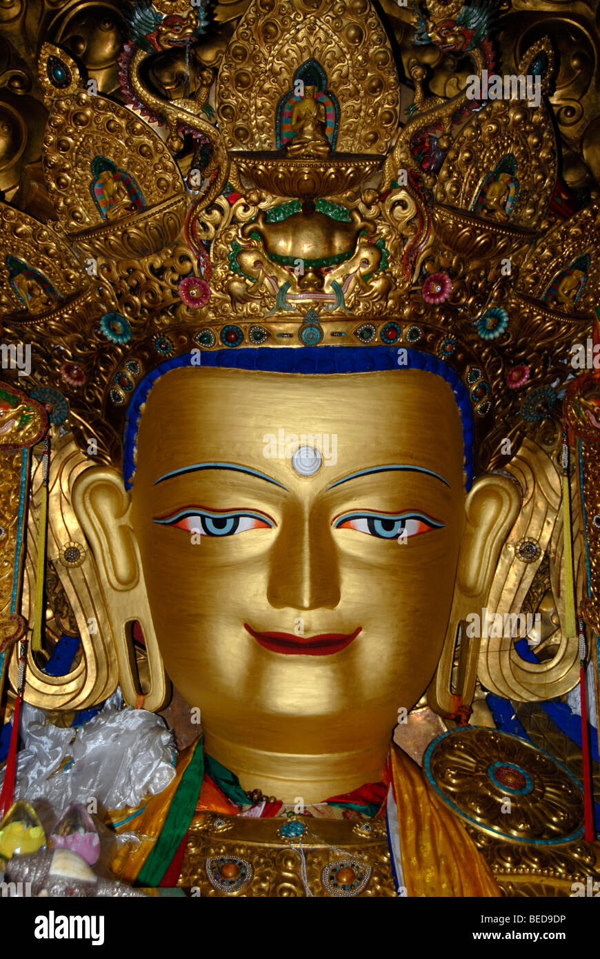 El budismo tibetano, Golden cara ricamente adornados con joyas, estatua de Buda Maitreya Lakhang, el Buda del futuro, Drepun Foto de stock