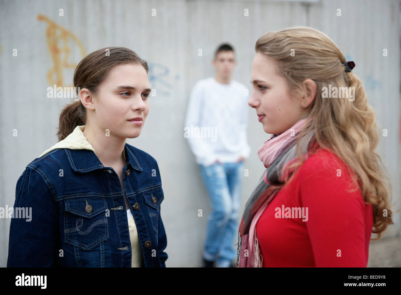 La rivalidad entre dos chicas adolescentes Foto de stock
