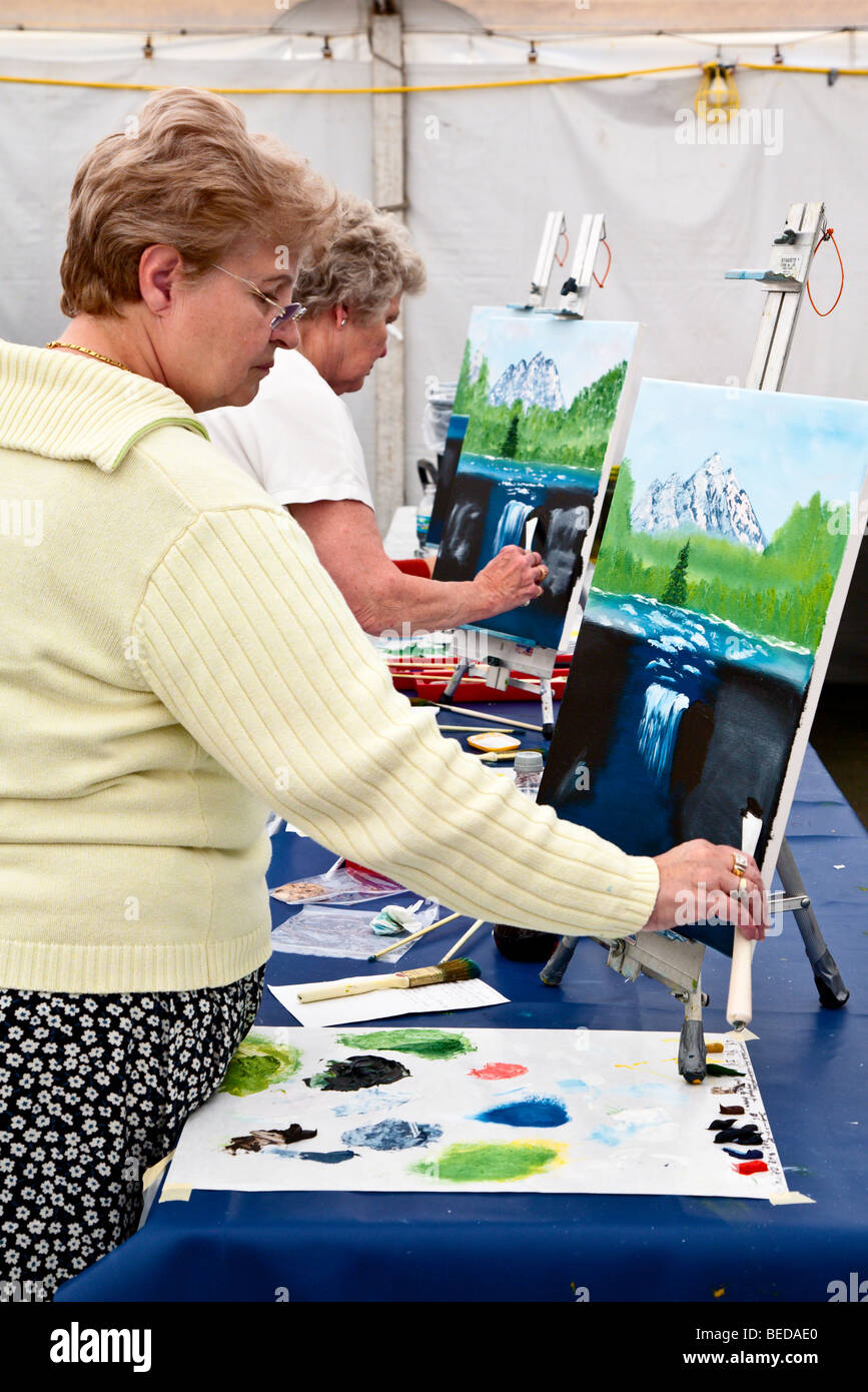 derrochador cráter colegio Las mujeres mayores aprender a pintar paisajes sobre lienzo Fotografía de  stock - Alamy