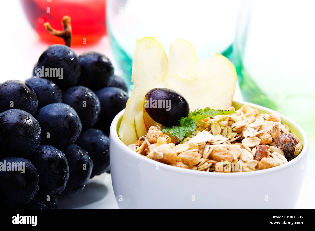 Muesli de fruta, las uvas y manzanas en un tazón Foto de stock
