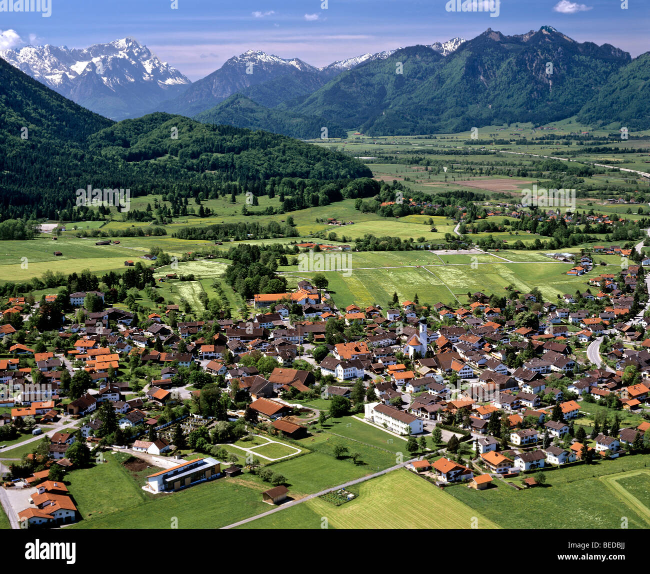 Fotografía aérea, Ohlstadt, Valle Loisachtal Werdenfelser Land, Werdenfels, rango de Wetterstein, Alpes Ammergau, Alta Baviera, Ge Foto de stock