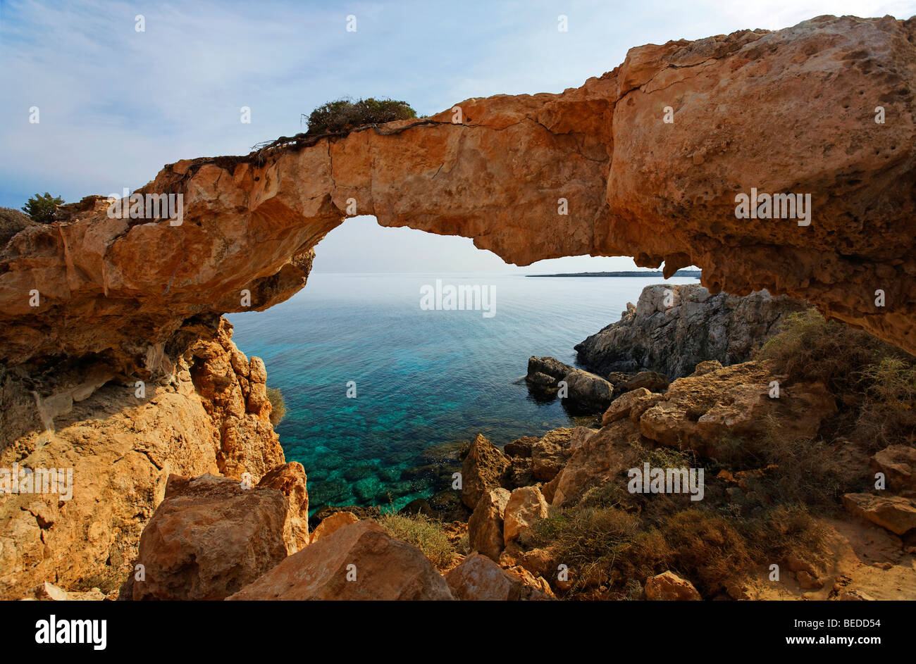 Kamara Tou Koraka, arco de roca, Cape Peninsula Gkreko, Larnaca, Chipre, Asia Foto de stock