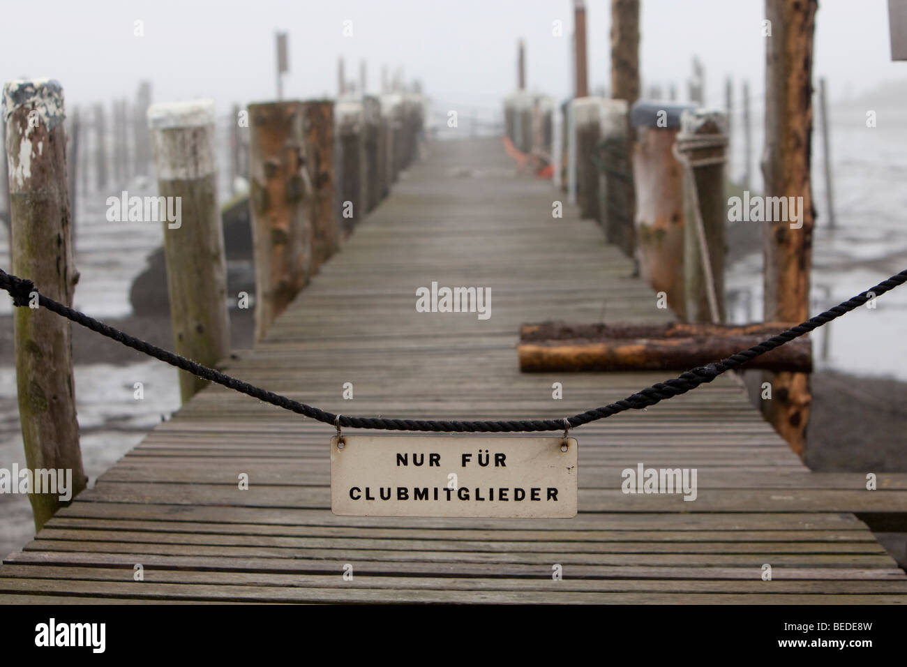 "Nur fuer Clubmitglieder', entrada al puerto sólo para miembros, Rantum Harbour, Isla de Sylt, Frisia septentrional, Schleswig-Holst Foto de stock