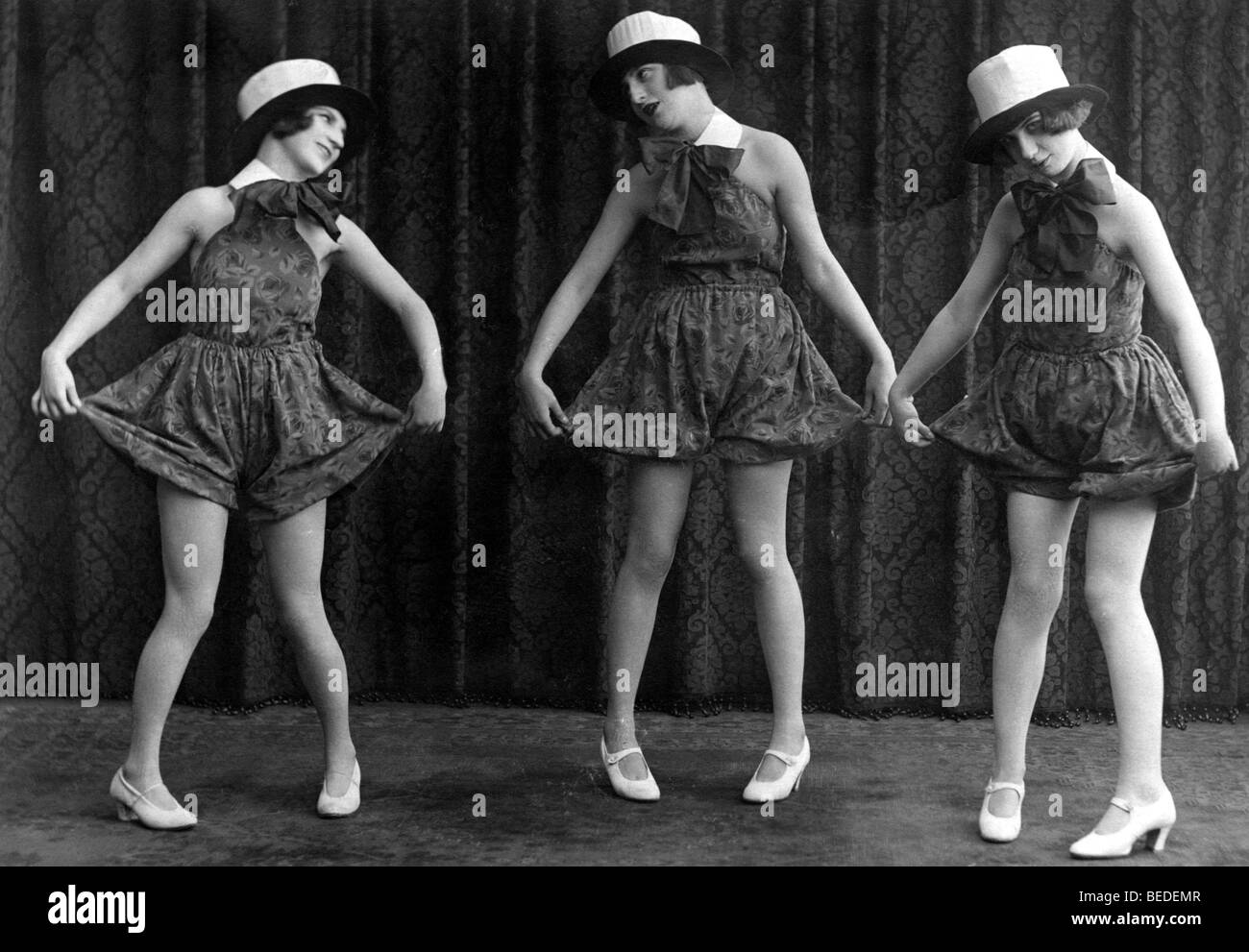 Fotografía Histórica, tres mujeres haciendo el twist, alrededor de 1925 Foto de stock