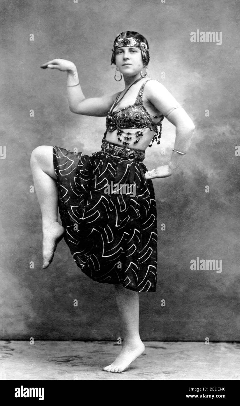 Fotografía Histórica, mujer bailando como un egipcio, alrededor de 1922 Foto de stock