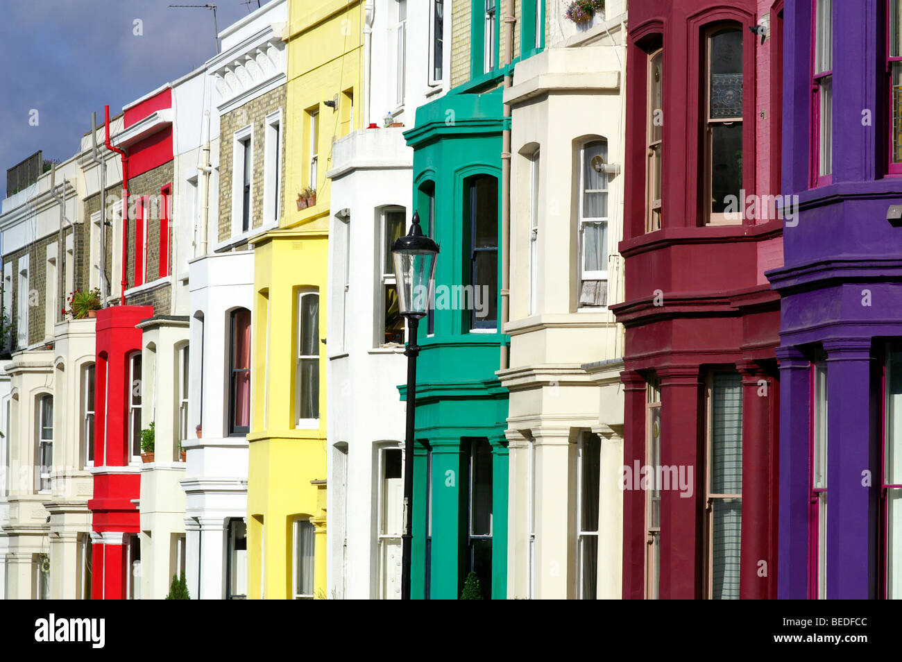 Fila colorida casa en Notting Hill, Londres Foto de stock