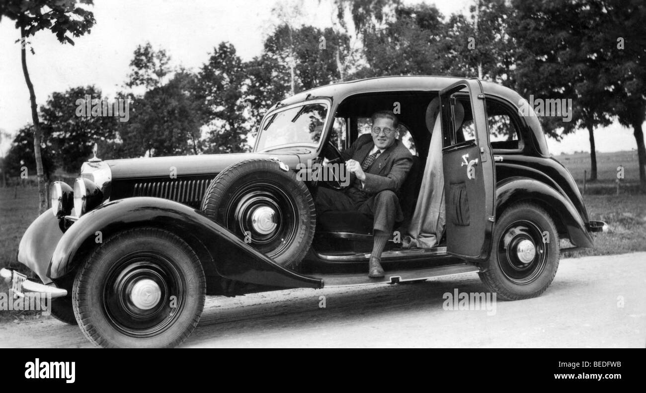 Fotografía Histórica, el hombre en un coche vintage, en torno a 1920 Foto de stock