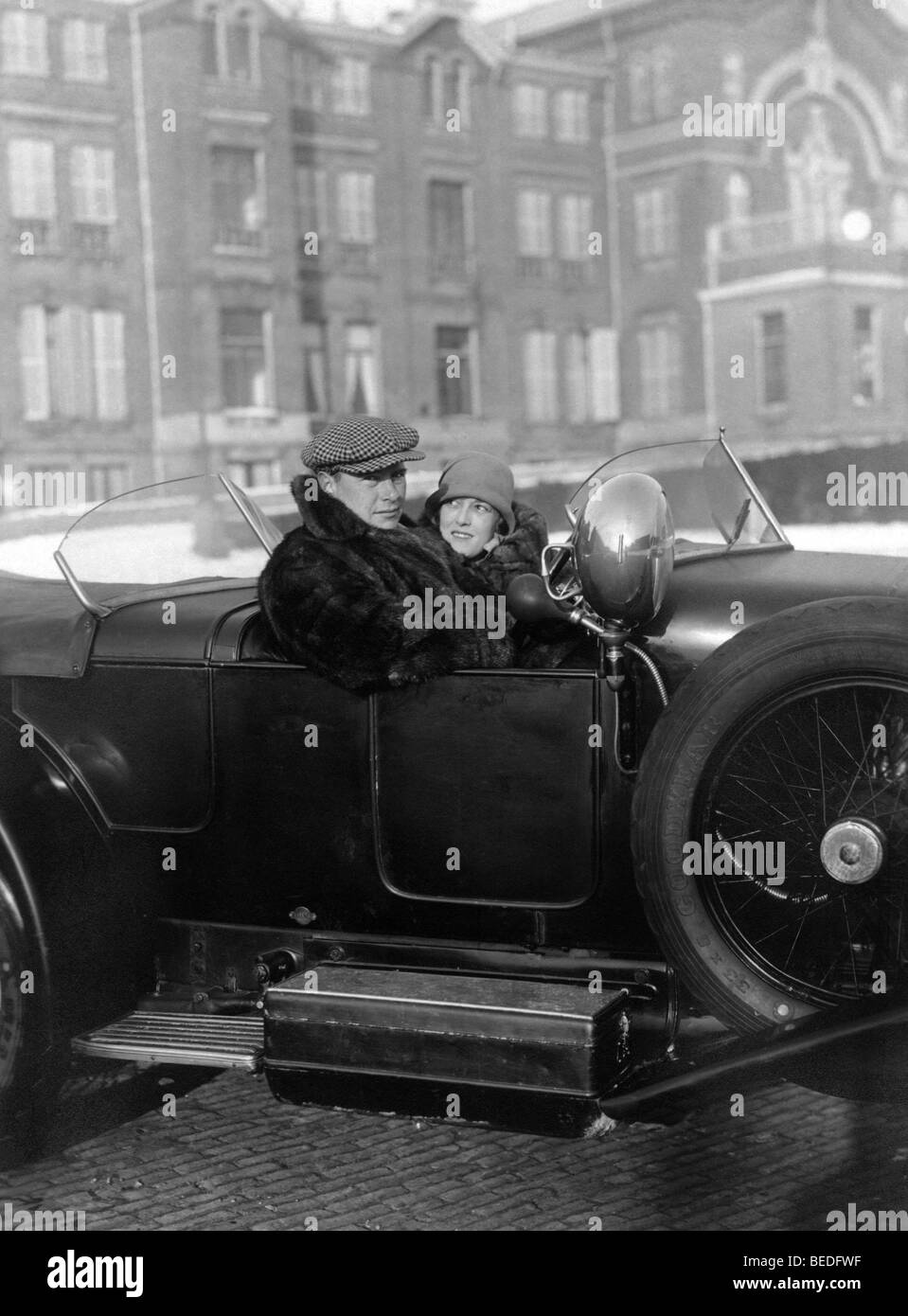 Fotografía Histórica, una pareja en un coche vintage, en torno a 1920 Foto de stock