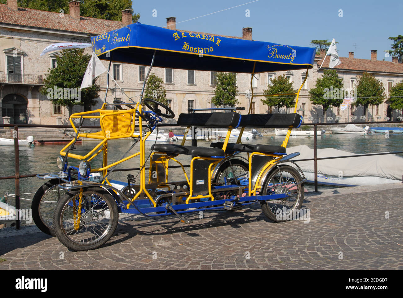 Coches de pedales para adultos; Peschiera; Italia Fotografía de stock -  Alamy