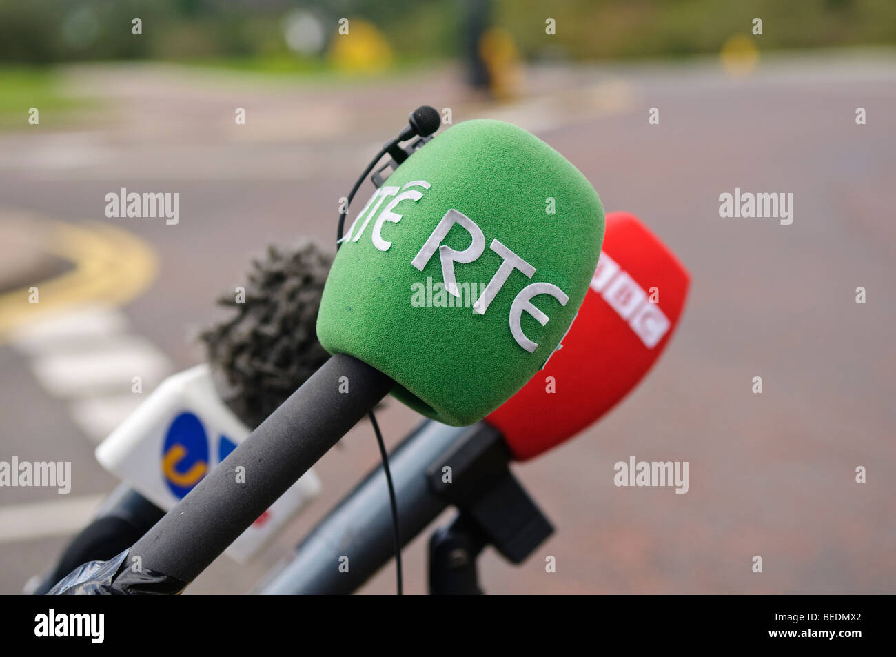 Micrófonos desde UTV Newsline, BBC y RTE fuera de los edificios del Parlamento Stormont, Belfast Foto de stock