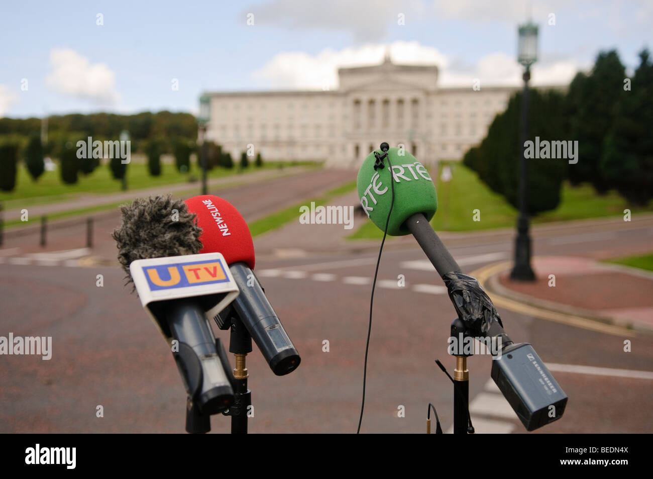 Micrófonos desde UTV Newsline, BBC y RTE fuera de los edificios del Parlamento Stormont, Belfast Foto de stock