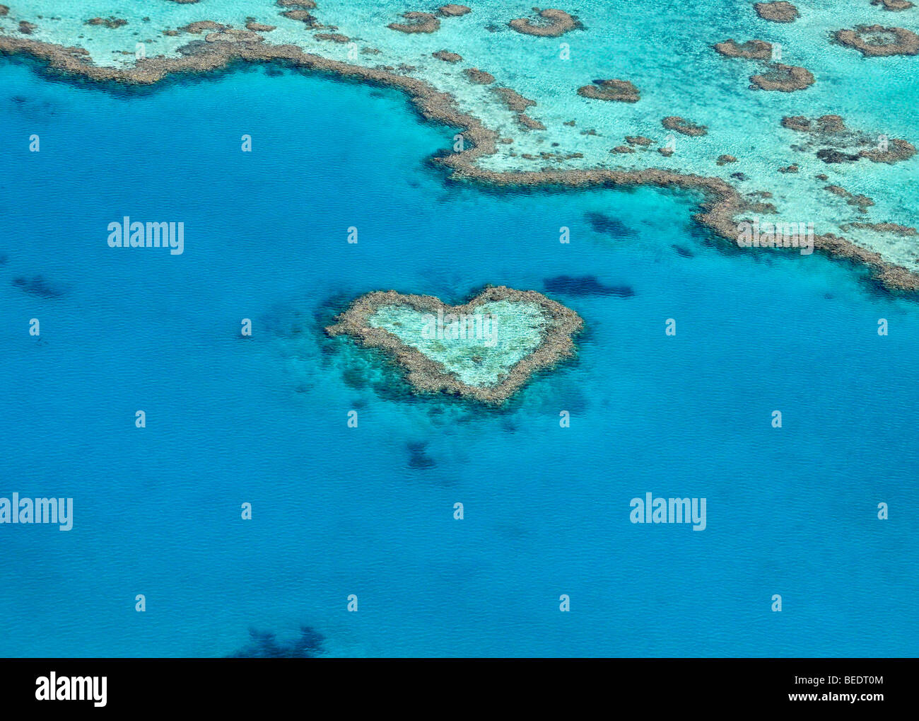 Vista aérea del suelo oceánico, el corazón en forma de corazón de arrecife de coral, la Gran Barrera de Coral zona Patrimonio de la humanidad, la Gran Barrera de Coral, UNES Foto de stock