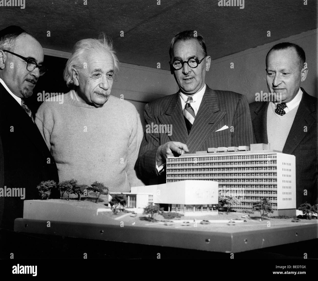 El Profesor Albert Einstein, el Dr. Samuel Belkin y Nathaniel L. Goldstein  mirando el modelo de la facultad de medicina Fotografía de stock - Alamy