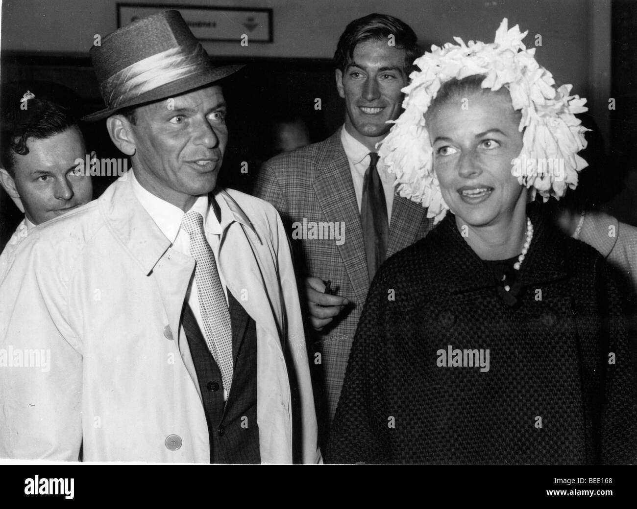 Frank Sinatra y Betty Furness llegan en el mismo plano Foto de stock