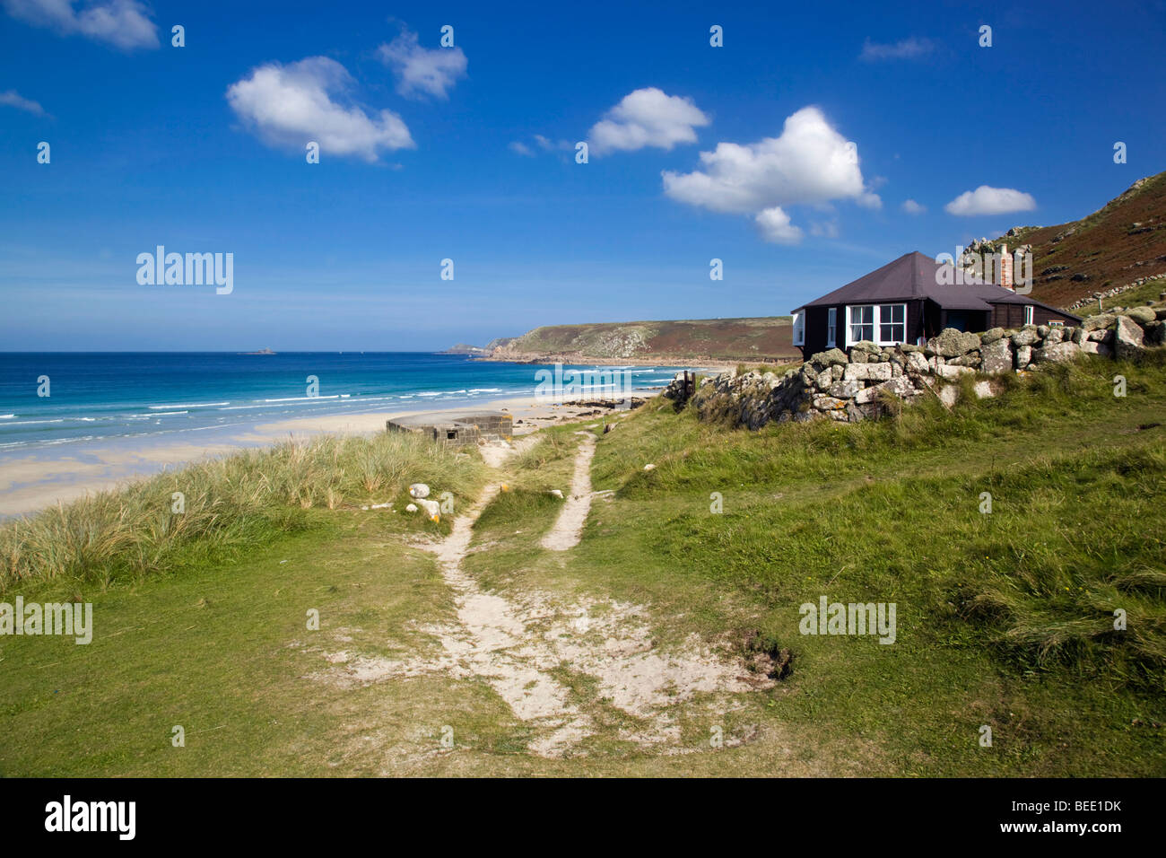 Cuadro de píldora y chalet; whitesand bay; sennen; Cornwall Foto de stock