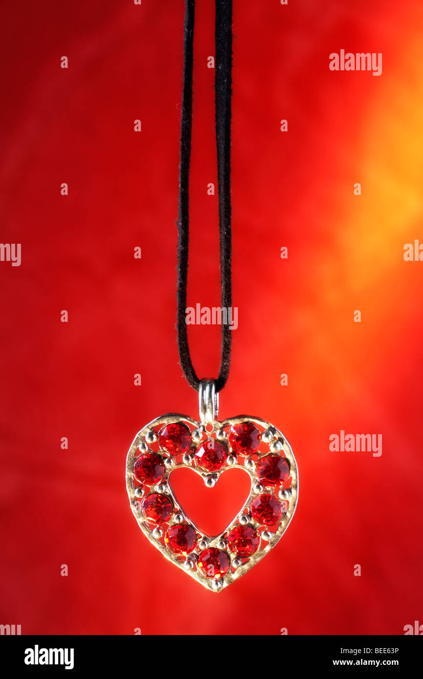 Collar en forma de corazón fotografías e imágenes de alta resolución - Alamy