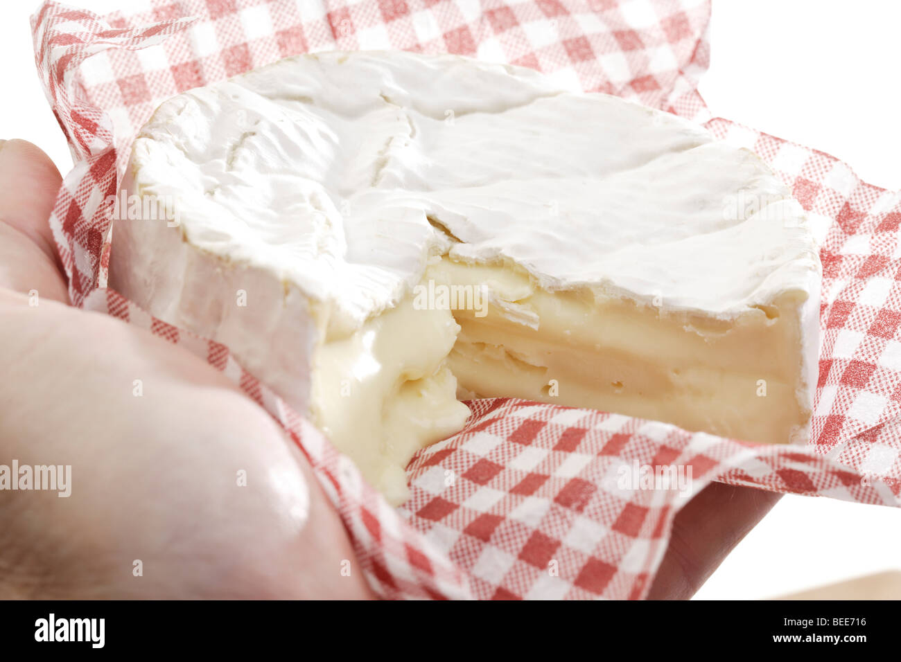 Mano sujetando queso blando sobre papel encerado Fotografía de stock - Alamy