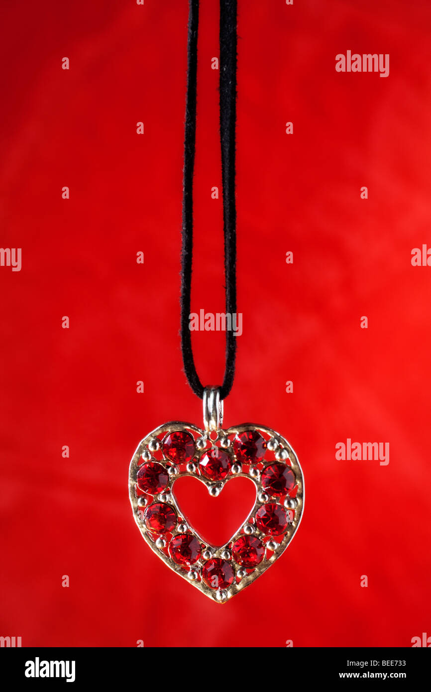 Collares en forma de corazón con piedras y fondo rojo rubí Fotografía de  stock - Alamy