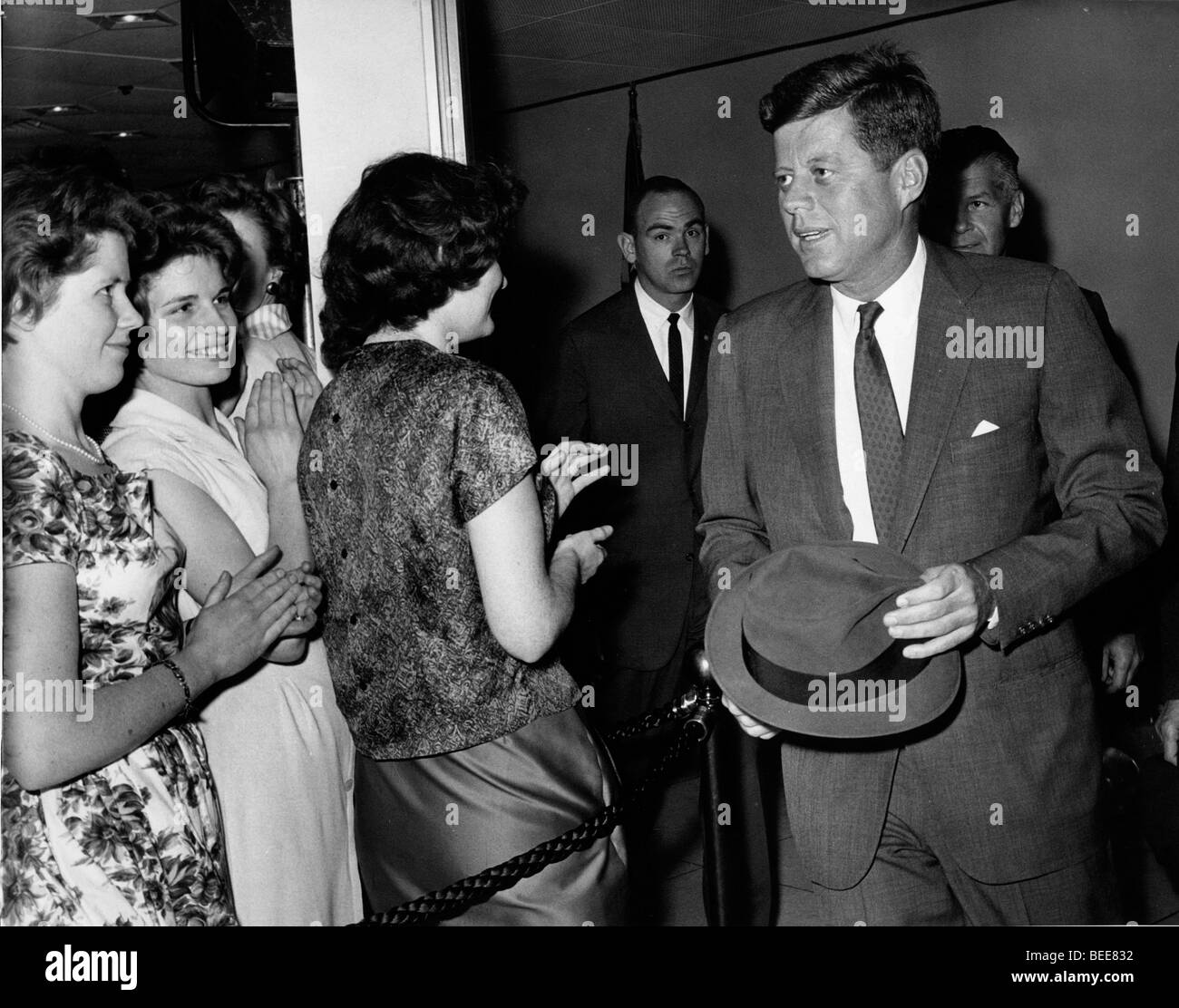 Una multitud se reúne para ver el Presidente estadounidense John F. Kennedy durante su visita a Londres para el bautizo de su sobrina en 1961. Foto de stock