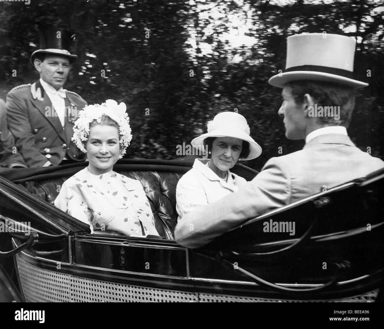 Grace Kelly, Princesa de Mónaco, a la izquierda, en un carruaje tirado por caballos. Foto de stock