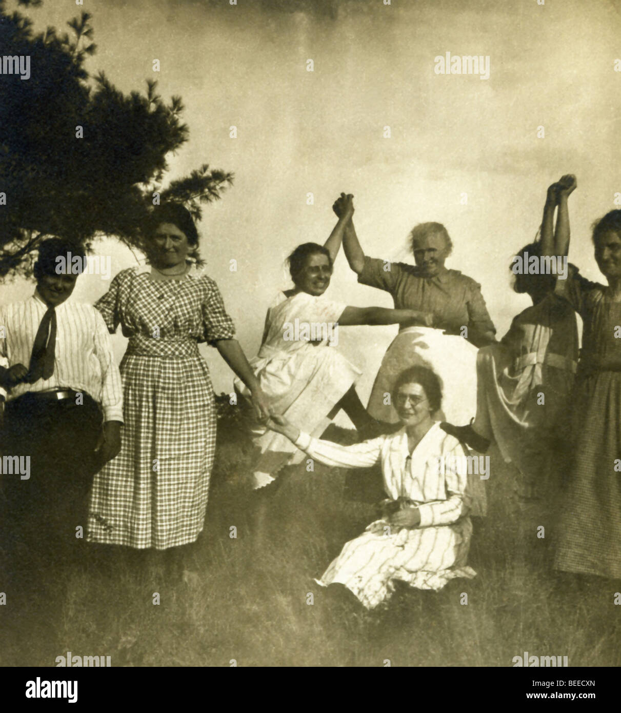 Esta escena de la familia y los amigos en una granja se remonta a principios de 1900 en el extremo norte de New Bedford, Massachusetts. Foto de stock